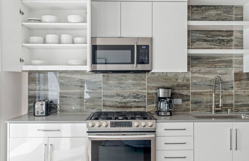 Downtown Oakland Apartamento | Premium Oakland 1BR w/ Pool, Gym & W/D, nr BART, by Blueground