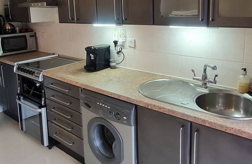 East Acton Casa | Premium Self Contained One Bedroom detached House with Private Entrance.