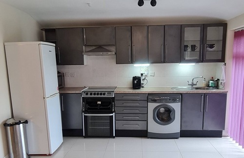 East Acton Casa | Premium Self Contained One Bedroom detached House with Private Entrance.