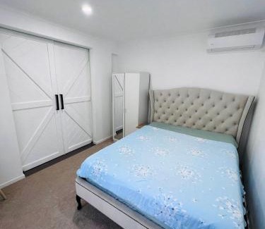 Caroline Springs Casa | Premium Snooze Queen Bed Petite Room