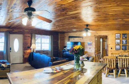 Eureka Springs Apartamento | Presidential Barndominium at the Stable at Bear Mountain