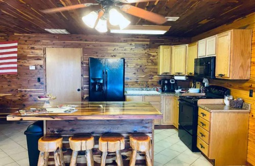 Eureka Springs Apartamento | Presidential Barndominium at the Stable at Bear Mountain