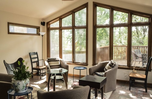 Overland Park Casa | Presidential Home with 1 Gig Wifi / Fenced Yard / Sauna