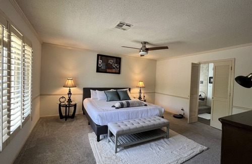 Overland Park Casa | Presidential Home with 1 Gig Wifi / Fenced Yard / Sauna