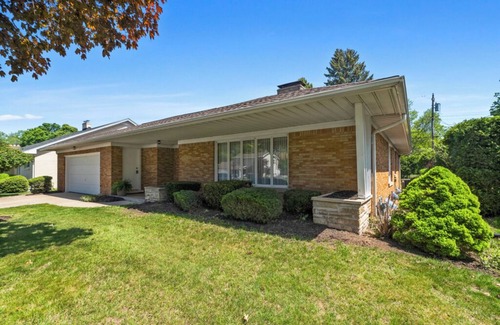 Erie Casa | Presque Isle Gateway: Cool 60s Ranch, 3 BR, 3 Bath, minutes from beach and shops