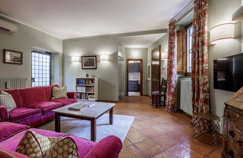 Santo Spirito Casa | Prestigious area 2 level home , original italian furniture and cosy style