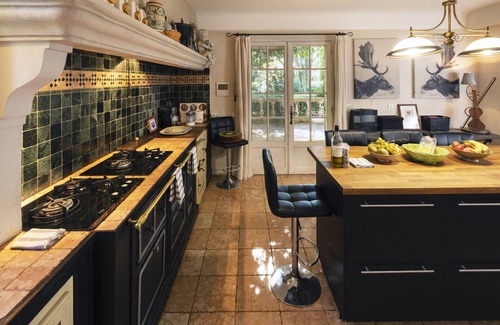 Mouries Casa | Prestigiosa finca en la Provenza en una hermosa granja de caballos con piscina