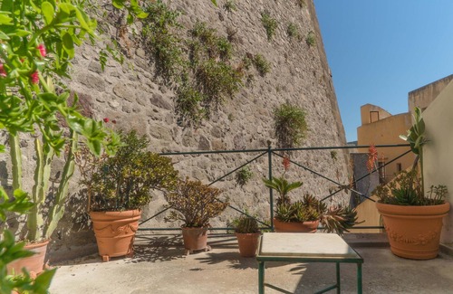 Lipari Historic Centre Apartamento | Prestigiosa casa histórica con jardín privado, bajo los muros del Castillo