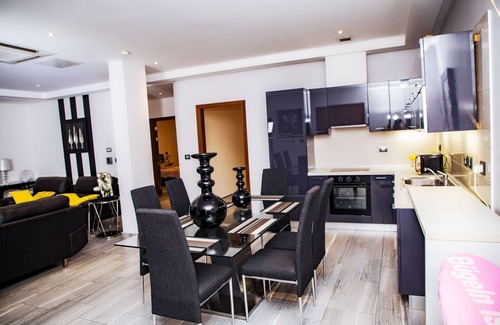 Kumasi Apartamento | Prestigious two bedroom apartment gives you luxurious home ambiance.