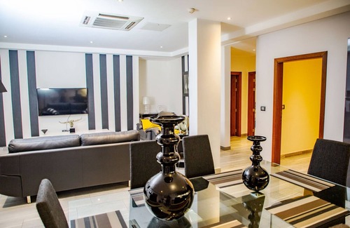 Kumasi Apartamento | Prestigious two bedroom apartment gives you luxurious home ambiance.