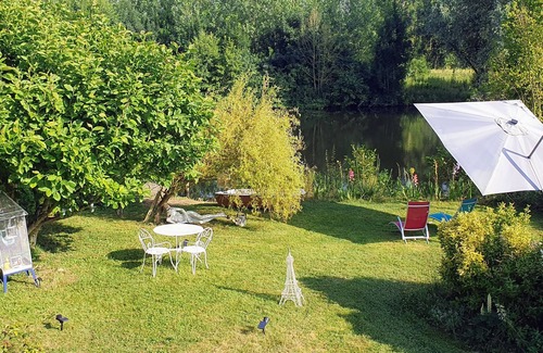 Cloyes-les-Trois-Rivieres Chalet De Esquí | Pretty cottage on the Loir riverfront nestled in a green setting, not overlooked