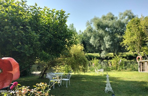 Cloyes-les-Trois-Rivieres Chalet De Esquí | Pretty cottage on the Loir riverfront nestled in a green setting, not overlooked