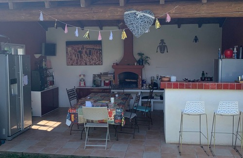 Lancon-Provence Casa | Pretty 200 m2 villa on wooded grounds with swimming pool and fully equipped pool house