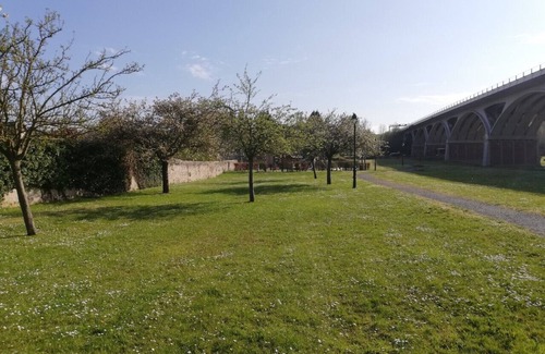 La Riviere-Saint-Sauveur Casa | PRETTY, COMFORTABLE TOWNHOUSE