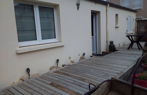 Luc-sur-Mer Casa | Pretty little house, in a quiet private courtyard 5 minutes from the sea