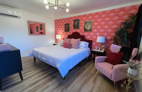 Trenton Hotel | Pretty N Pink Room #5- 1960 Retro Motel