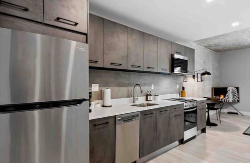 Flagler Village Apartamento | Pretty Rola #201 Luxury 1/1 with King Bed at Downtown Ft. Lauderdale Area!