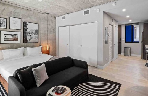 Flagler Village Apartamento | Pretty Rola #201 Luxury 1/1 with King Bed at Downtown Ft. Lauderdale Area!