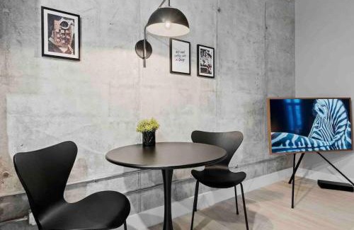 Flagler Village Apartamento | Pretty Rola 202 Modern Industrial Apt w King Bed