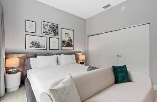 Flagler Village Apartamento | Pretty Rola 303 Signature Apartment w King Bed Brand new and Central Location
