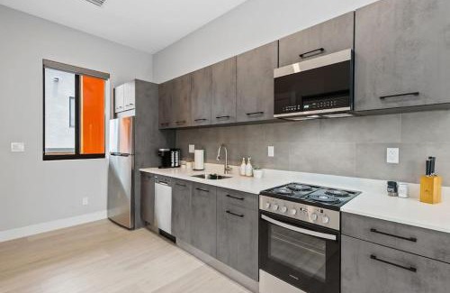 Flagler Village Apartamento | Pretty Rola 303 Signature Apartment w King Bed Brand new and Central Location