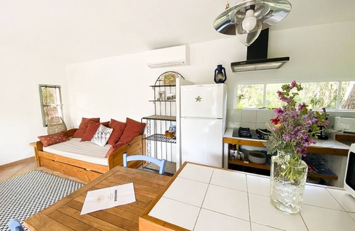 Maora Apartamento | Bastante arrojar los pies en el agua con un gran jardín privado