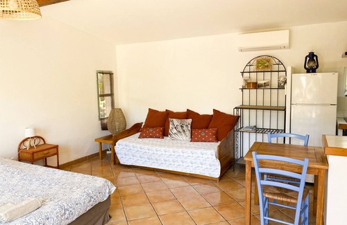 Maora Apartamento | Bastante arrojar los pies en el agua con un gran jardín privado