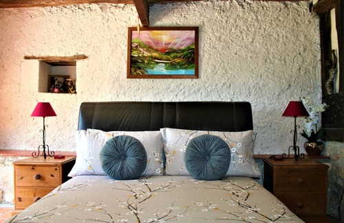 Saint-Paul-Lizonne Cabaña | LeRaphael es una hermosa casa de campo de piedra con piscina climatizada y terapias holísticas