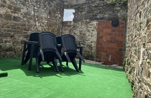 Dol-de-Bretagne Casa | Pretty town house ideally located 5 minutes' walk from the station.