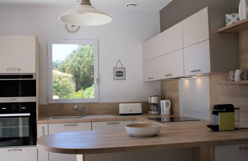 Le Grand-Village-Plage Villa | Bonito chalet con piscina climatizada, al borde del bosque, cerca de la playa.