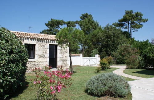 Le Grand-Village-Plage Villa | Bonito chalet con piscina climatizada, al borde del bosque, cerca de la playa.