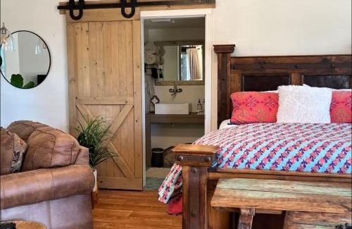 Prescott Apartamento | Prickly Pear Unique Studio with bathroom built into the Granite boulders, Amazing Views, Front & back porches, Firepit,Dog friendly