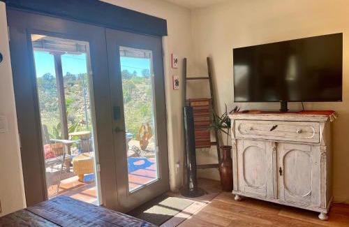 Prescott Apartamento | Prickly Pear Unique Studio with bathroom built into the Granite boulders, Amazing Views, Front & back porches, Firepit,Dog friendly