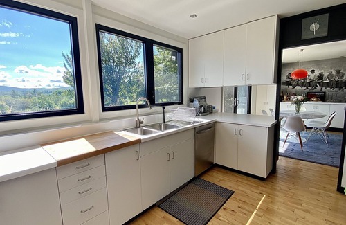 Brome-Missisquoi Regional County Municipality Casa | Primavesi Estate · Alpine Oasis: Scenic Trails & Unrivaled Views