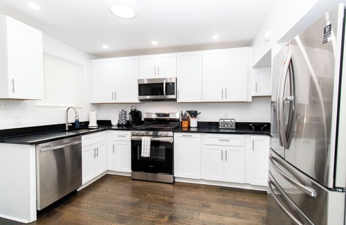 Greenfield Casa | Prime 5-Bed: Hot Tub, PITT, CMU, Schenley Park