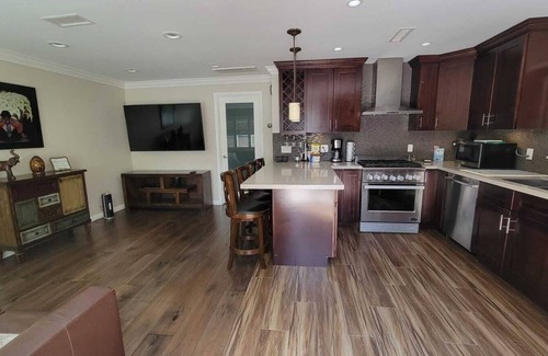 Grandview Casa | Prime Area w/ Yard ~ Close to Studios!