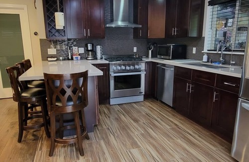 Grandview Casa | Prime Area w/ Yard ~ Close to Studios!