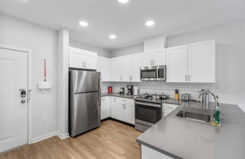 Hackensack River Waterfront Apartamento | Prime Condo for the Family in Central Jersey City