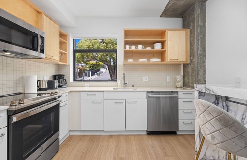 Beverly Hills Casa | Prime Hollywood Location - Pool Access + Gym