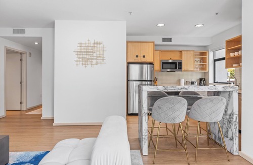 Beverly Hills Casa | Prime Hollywood Location - Pool Access + Gym