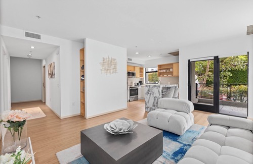 Beverly Hills Casa | Prime Hollywood Location - Pool Access + Gym