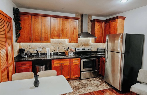 Gayborhood Apartamento | Prime/King Bed/2 En-Suite Bathrooms/65"TV