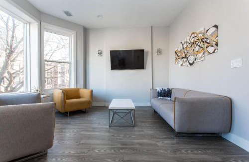 Lakeview Apartamento | Prime Location! - 1 Min Walk to Wrigley Field - 2BR Apts Perfect for CUBS PLAYOFF Fans!