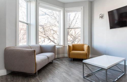 Lakeview Apartamento | Prime Location! - 1 Min Walk to Wrigley Field - 2BR Apts Perfect for CUBS PLAYOFF Fans!
