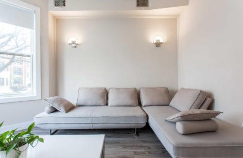 Lakeview Apartamento | Prime Location! - 1 Min Walk to Wrigley Field - 2BR Apts Perfect for CUBS PLAYOFF Fans!