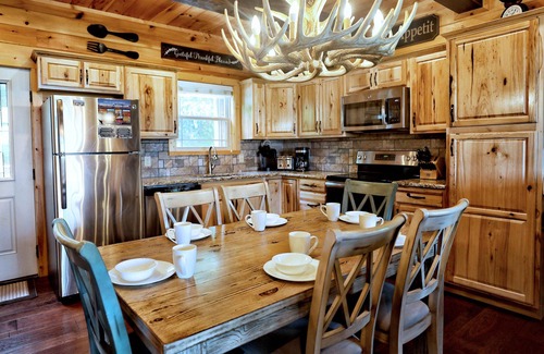 Gatlinburg - Pigeon Forge Cabina | ¡Excelente ubicación! A estrenar 2/2 cabina de lujo! Increíble vista, sala de juegos, y Fire Pit!
