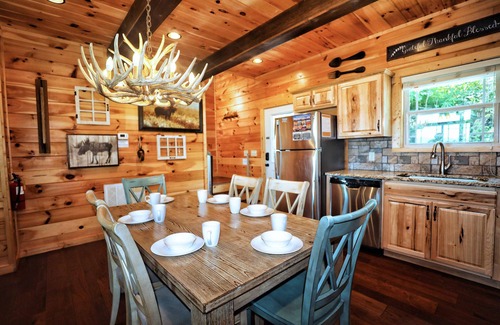 Gatlinburg - Pigeon Forge Cabina | ¡Excelente ubicación! A estrenar 2/2 cabina de lujo! Increíble vista, sala de juegos, y Fire Pit!