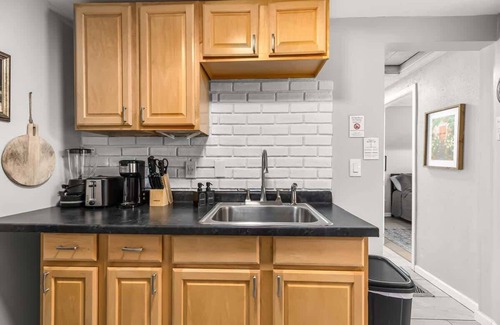 Warren Apartamento | Prime Location! 2BR, King Bed w/ Private Laundry