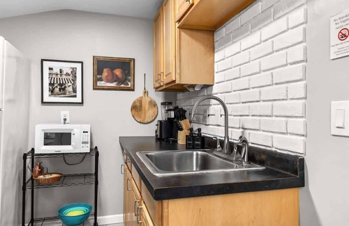 Warren Apartamento | Prime Location! 2BR, King Bed w/ Private Laundry