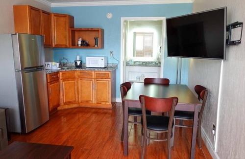 June Park Casa | Prime Location! 3 Comfortable Units, Free Parking, Near Melbourne Greyhound Park